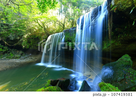 【熊本県】幻想的な鍋ヶ滝の水のカーテンと光のシャワー 107419381