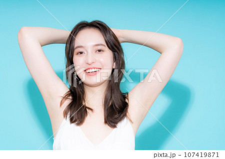 若い女性のビューティ 107419871
