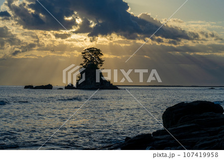 静かな波の富山湾と幻想的な朝を迎えた雨晴海岸の景色｜富山県高岡市 107419958