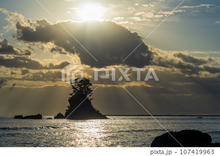 静かな波の富山湾と幻想的な朝を迎えた雨晴海岸の景色｜富山県高岡市 107419963