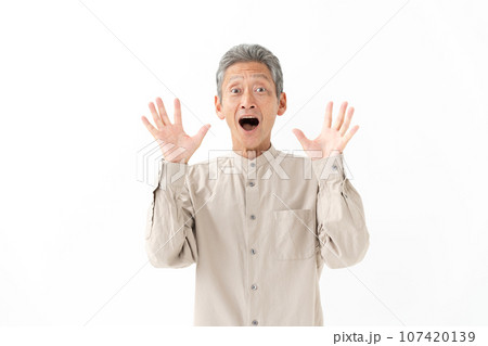 手を上げて驚くシニア男性 107420139