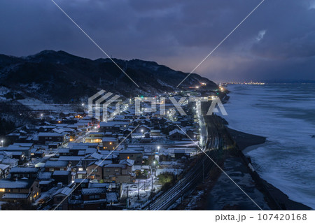 新潟県柏崎市　米山集落の夜の雪景色 107420168
