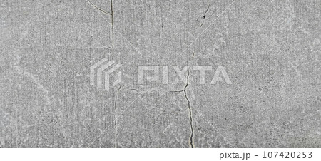 ひび割れや汚れ、傷がある古いコンクリートの壁の表面 107420253