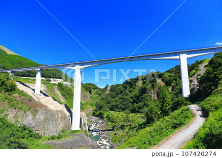 【熊本県】快晴の新阿蘇大橋 107420274