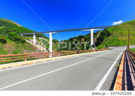【熊本県】快晴の新阿蘇大橋 107420288