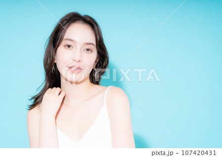 若い女性のビューティ 107420431