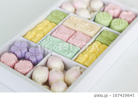 和三盆を使った落雁 和菓子 和三盆を使った落雁 和菓子 107420645