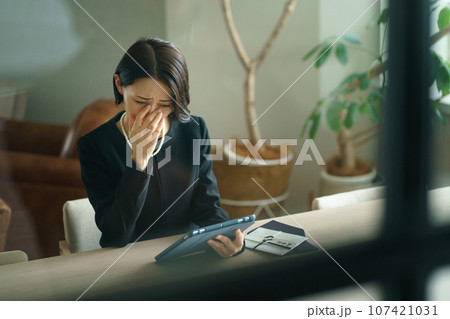 タブレット端末を見る喪服の女性 タブレット端末を見る喪服の女性 107421031