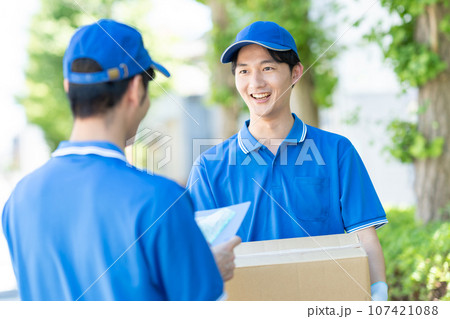 荷物を届ける宅急便の男性ドライバー 107421088
