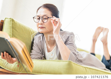 シニア女性　読書　ライフスタイルイメージ 107421376