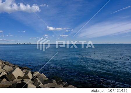 新浦安から望む東京湾の風景 新浦安から望む東京湾の風景 107421423