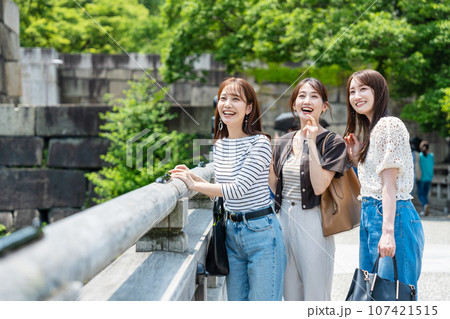 観光を楽しむ女性　女子旅 107421515