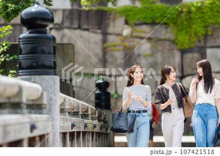 観光を楽しむ女性　女子旅 107421518