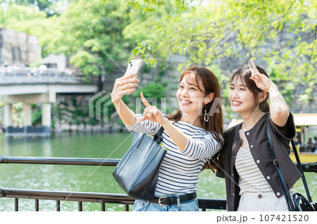 観光を楽しむ女性　女子旅 107421520