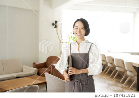 カフェ店員の写真 107421923
