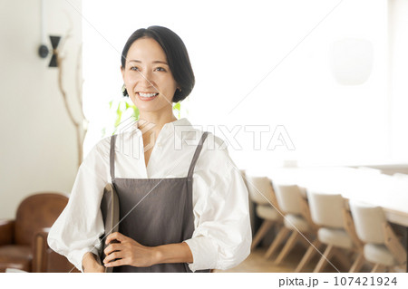 カフェ店員の写真 カフェ店員の写真 107421924