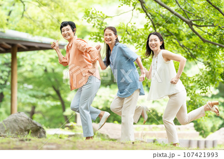 旅行を楽しむミドル女性 107421993