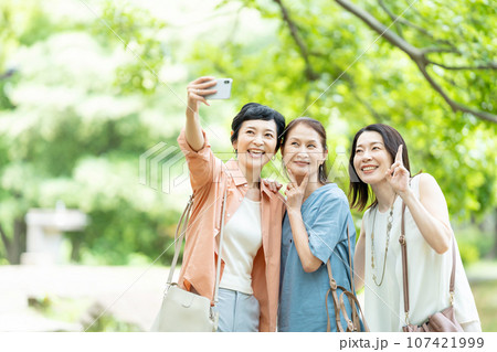 旅行を楽しむミドル女性 107421999