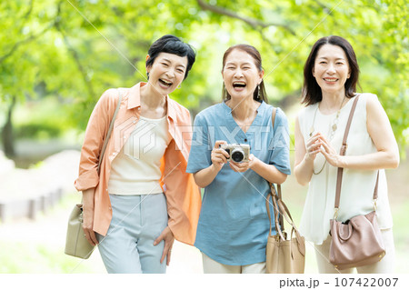 旅行を楽しむミドル女性 107422007