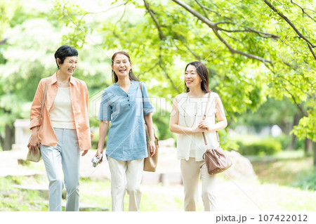 旅行を楽しむミドル女性 107422012