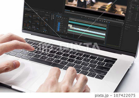 動画編集中のパソコンのイメージ 107422075