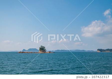 白い雲が浮かぶ青い空と青い海の九十九島の風景 107422317