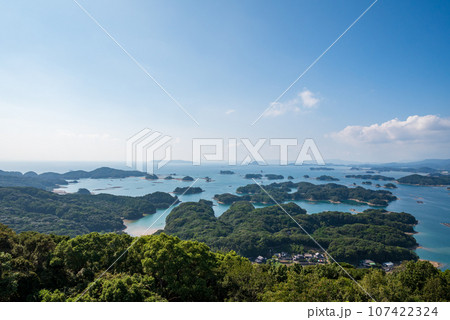 白い雲が浮かぶ青い空と青い海の九十九島の風景 白い雲が浮かぶ青い空と青い海の九十九島の風景 107422324