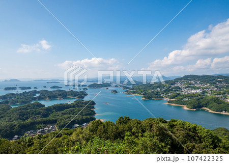 白い雲が浮かぶ青い空と青い海の九十九島の風景 107422325
