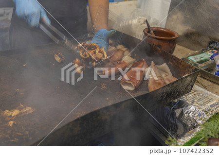 お祭り　イカ焼きの屋台 107422352