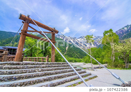 初夏の上高地【絶景スポット「河童橋」と周辺の新緑】 初夏の上高地【絶景スポット「河童橋」と周辺の新緑】 107422386
