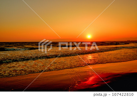 片瀬江の島 西浜・鵠沼海水浴場の夕景 片瀬江の島 西浜・鵠沼海水浴場の夕景 107422810