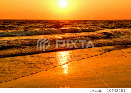 片瀬江の島 西浜・鵠沼海水浴場の夕景 片瀬江の島 西浜・鵠沼海水浴場の夕景 107422814