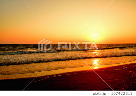 片瀬江の島 西浜・鵠沼海水浴場の夕景 片瀬江の島 西浜・鵠沼海水浴場の夕景 107422815