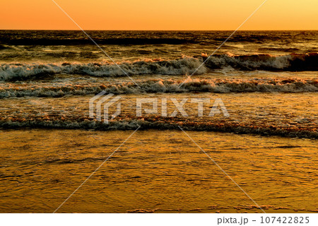 片瀬江の島 西浜・鵠沼海水浴場の夕景 片瀬江の島 西浜・鵠沼海水浴場の夕景 107422825