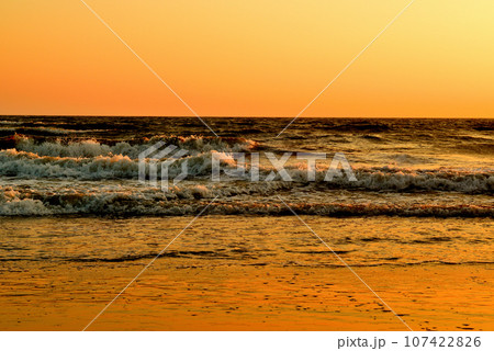 片瀬江の島　西浜・鵠沼海水浴場の夕景 107422826