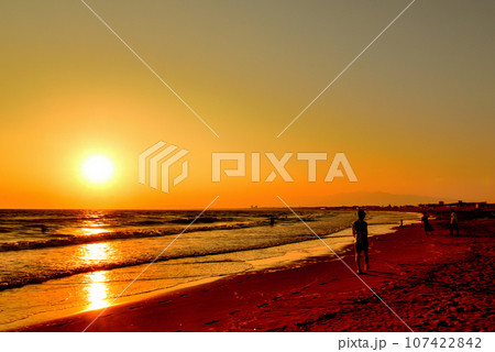 片瀬江の島 西浜・鵠沼海水浴場の夕景 片瀬江の島 西浜・鵠沼海水浴場の夕景 107422842