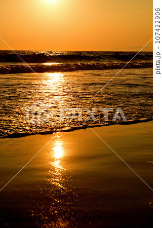 片瀬江の島　西浜・鵠沼海水浴場の夕景 107422906