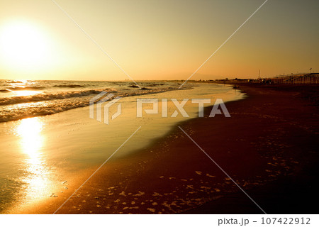 片瀬江の島　西浜・鵠沼海水浴場の夕景 107422912