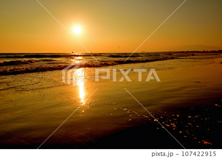片瀬江の島　西浜・鵠沼海水浴場の夕景 107422915