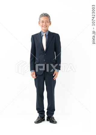 スーツを着たシニア男性 スーツを着たシニア男性 107423003