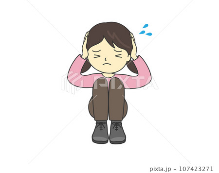 混乱しておびえて、頭を抱える女の子 107423271