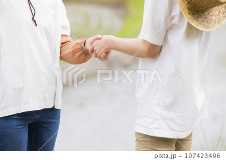 農業　農家　男女 107423496