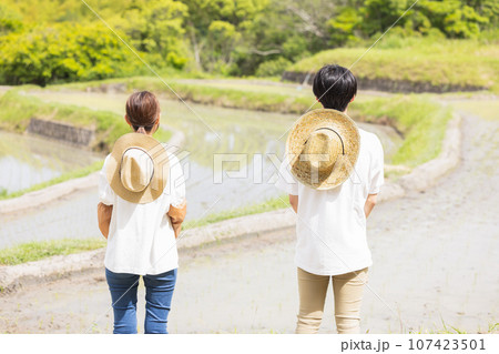 農業　農家　男女 107423501