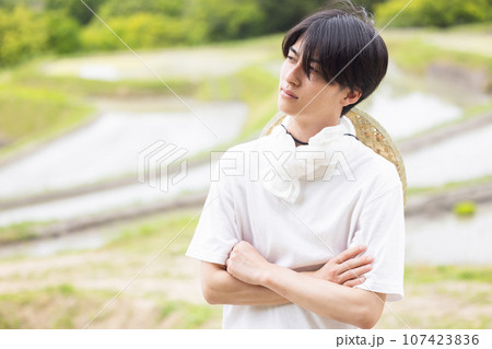 悩む男性 悩む男性 107423836