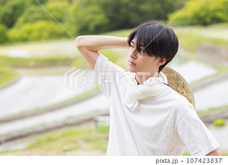 悩む若い男性 107423837