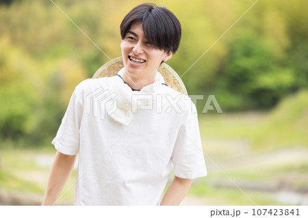笑顔の若い男性 笑顔の若い男性 107423841