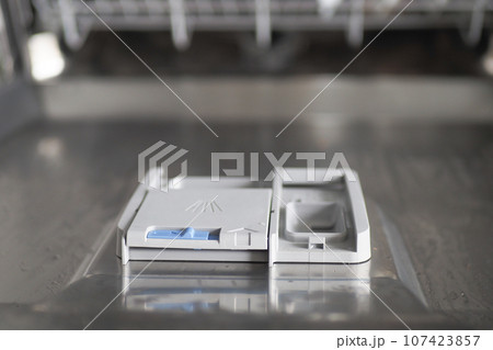 Loading the gloss liquid into the dishwasher 107423857