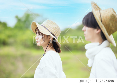 若い男女ポートレート 107423890