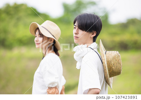 若い男女ポートレート 107423891