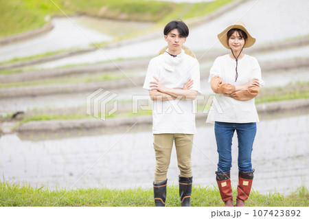 若い男女ポートレート 107423892